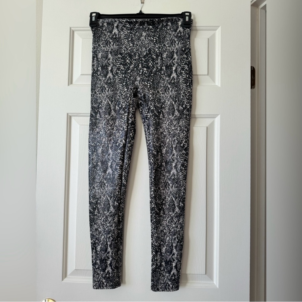 Spanx Faux Leather Snake Shine Leggings Size L Snakeskin Grey Snake 20324R